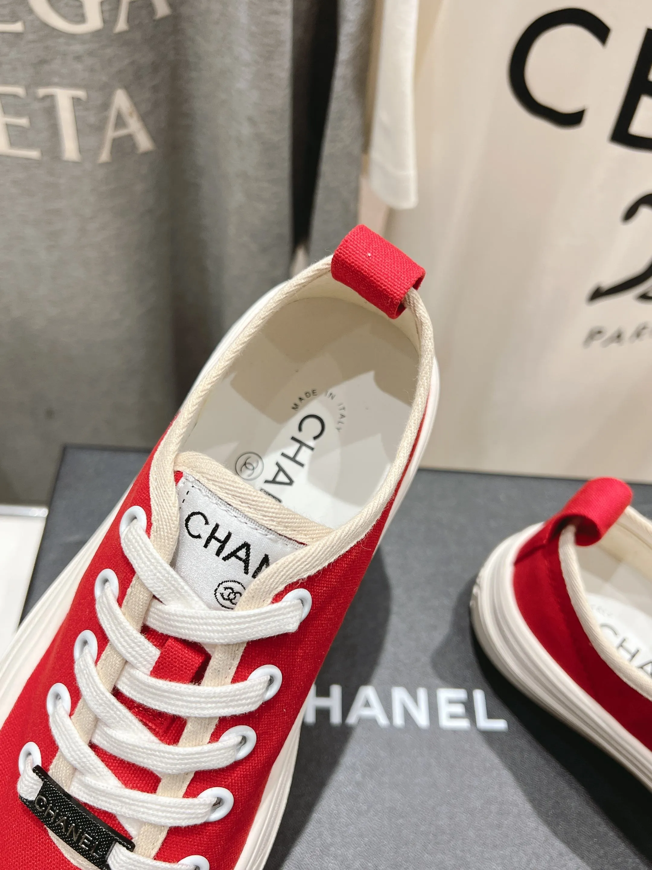 👟👟Ex-factory price 400👟👟 Chanel* Xiaoxiang 2025ss latest casual shoes, the currently super popular biscuit shoes. Internet celebrity Xiaohongshu is crazy about hot recommendations. The silly and cute style has a retro flavor! The shape is special and very recognizable. It makes your legs slimmer and longer. It is absolutely powerful. It is also very comfortable to wear. It has good looks. It is comfortable and increases your height. I must recommend it to everyone. The main feature of this year's series is minimalist style. ✔Fabric: original customized canvas. ✔Feet: water-dyed cowhide, comfortable on the feet. ✔Outsole: open-molded high-elastic rubber platform sole. ✔Number: 35-39.
